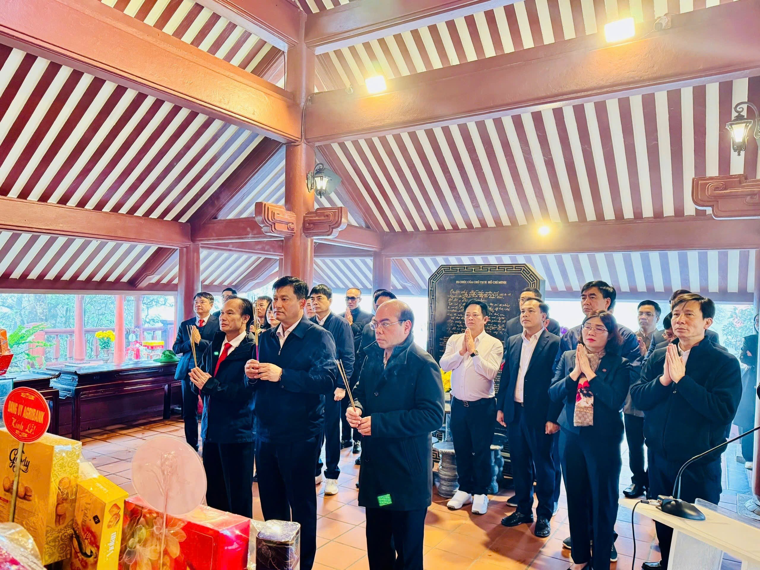 Agribank Party Committee offers incense to commemorate President Ho Chi Minh on the occasion of the 95th anniversary of the founding of the Communist Party of Vietnam