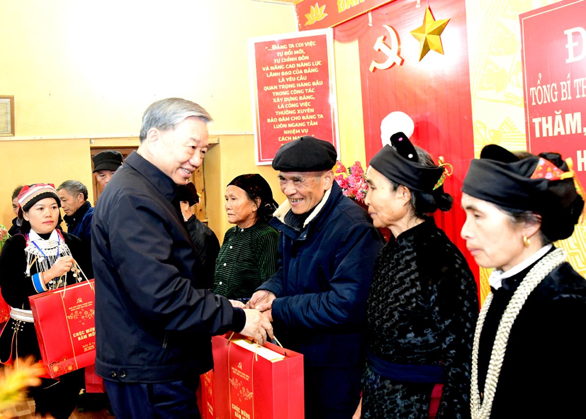 General Secretary To Lam visits and presents gifts to ethnic people in Quan Ba ​​district