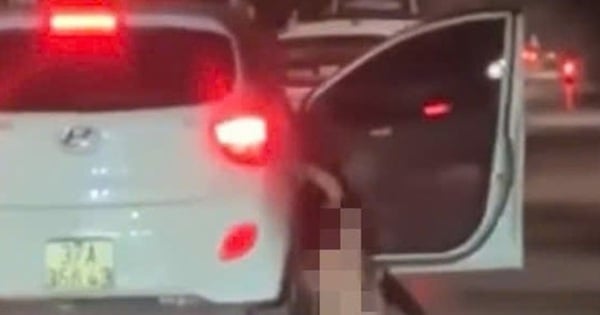 裸の少女が突然車から落ちる衝撃的な映像