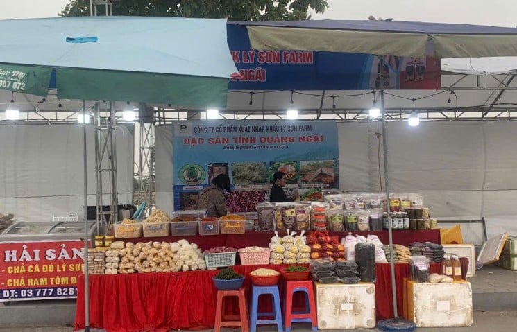 Près de 60 stands présentant les produits OCOP au festival de distribution des salaires du temple de la dynastie Tran au printemps d'At Ty 2025