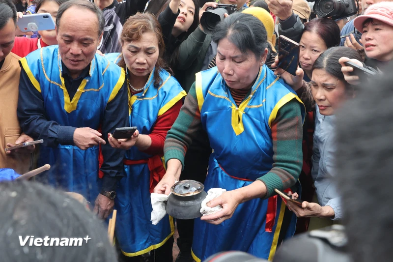 Hanoi: El pueblo de Thi Cam se llena de vida con competiciones de elaboración de fuego y de cocción de arroz a principios de primavera