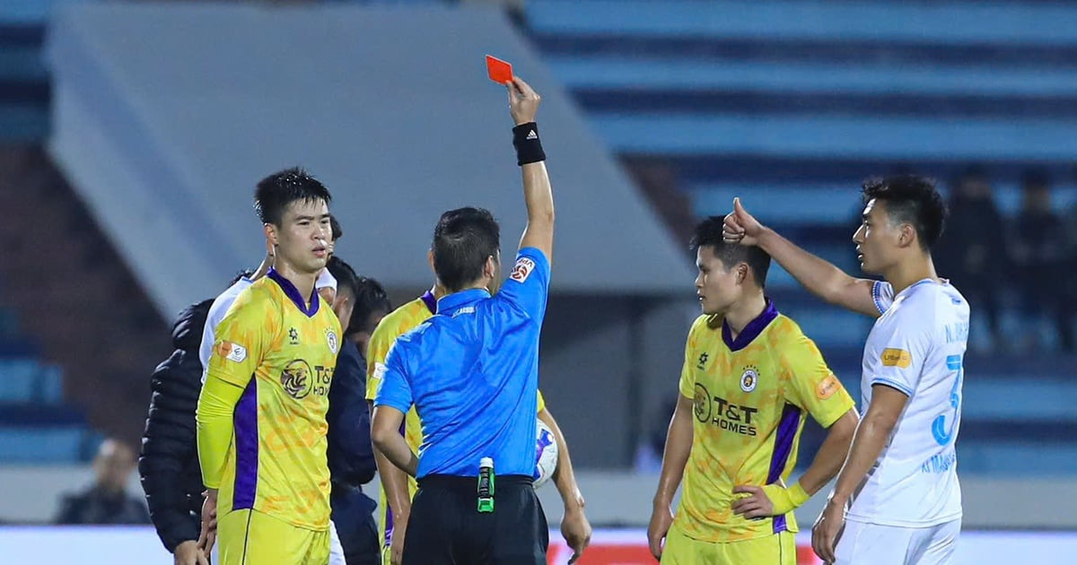 El entrenador de Nam Dinh 'la tarjeta roja a Tuan Hai fue correcta', el entrenador de Hanoi 'el árbitro fue duro...'