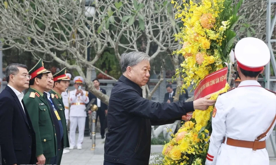 General Secretary To Lam offers incense to commemorate and pay tribute to heroic martyrs