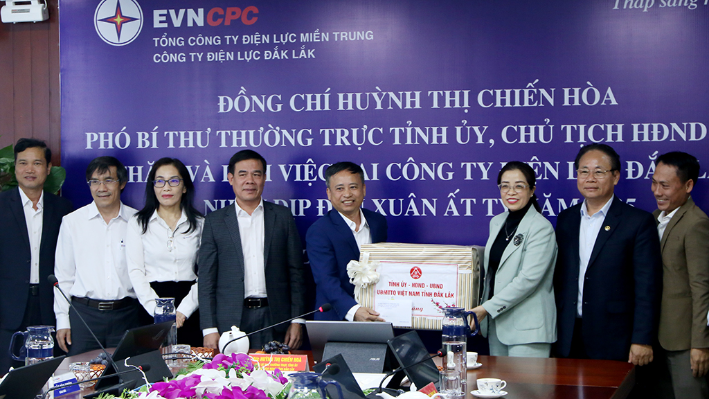 La subsecretaria permanente del Comité Provincial del Partido y presidenta del Consejo Popular Provincial, Huynh Thi Chien, visitó y entregó regalos a varias empresas típicas de la provincia.