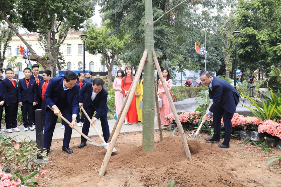 Les délégués ont répondu au « Festival de plantation d'arbres pour se souvenir à jamais de l'Oncle Ho » à l'occasion du printemps d'At Ty 2025