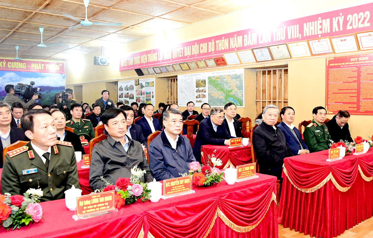 Tổng Bí thư Tô Lâm và các đại biểu nghe báo cáo tình hình phát triển KT-XH của địa phương.