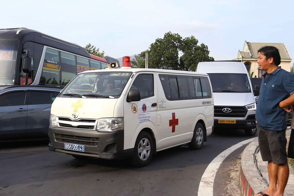 Einfahrt zur Autobahn Phan Thiet – Dau Giay blockiert, Krankenwagenfahrer steigt aus und fragt nach der Durchfahrt