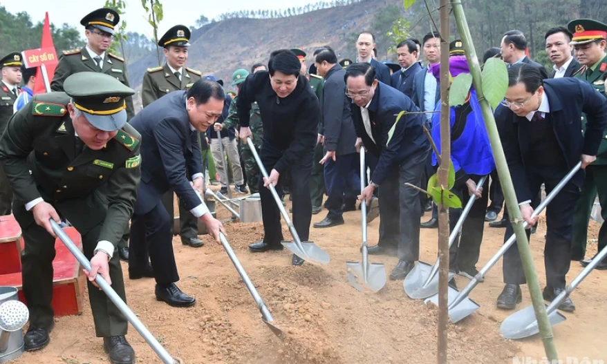 El presidente Luong Cuong inauguró el Festival de Plantación de Árboles "Siempre agradecidos al tío Ho" Primavera en Ty 2025