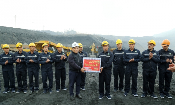 El Secretario Provincial del Partido visitó y alentó al personal y a los trabajadores de Deo Nai - Coc Sau Coal Joint Stock Company.