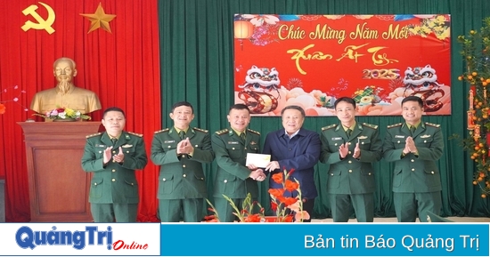 Acting Chairman of the Provincial People's Committee Ha Sy Dong visited and presented gifts to coastal border posts and squadrons.