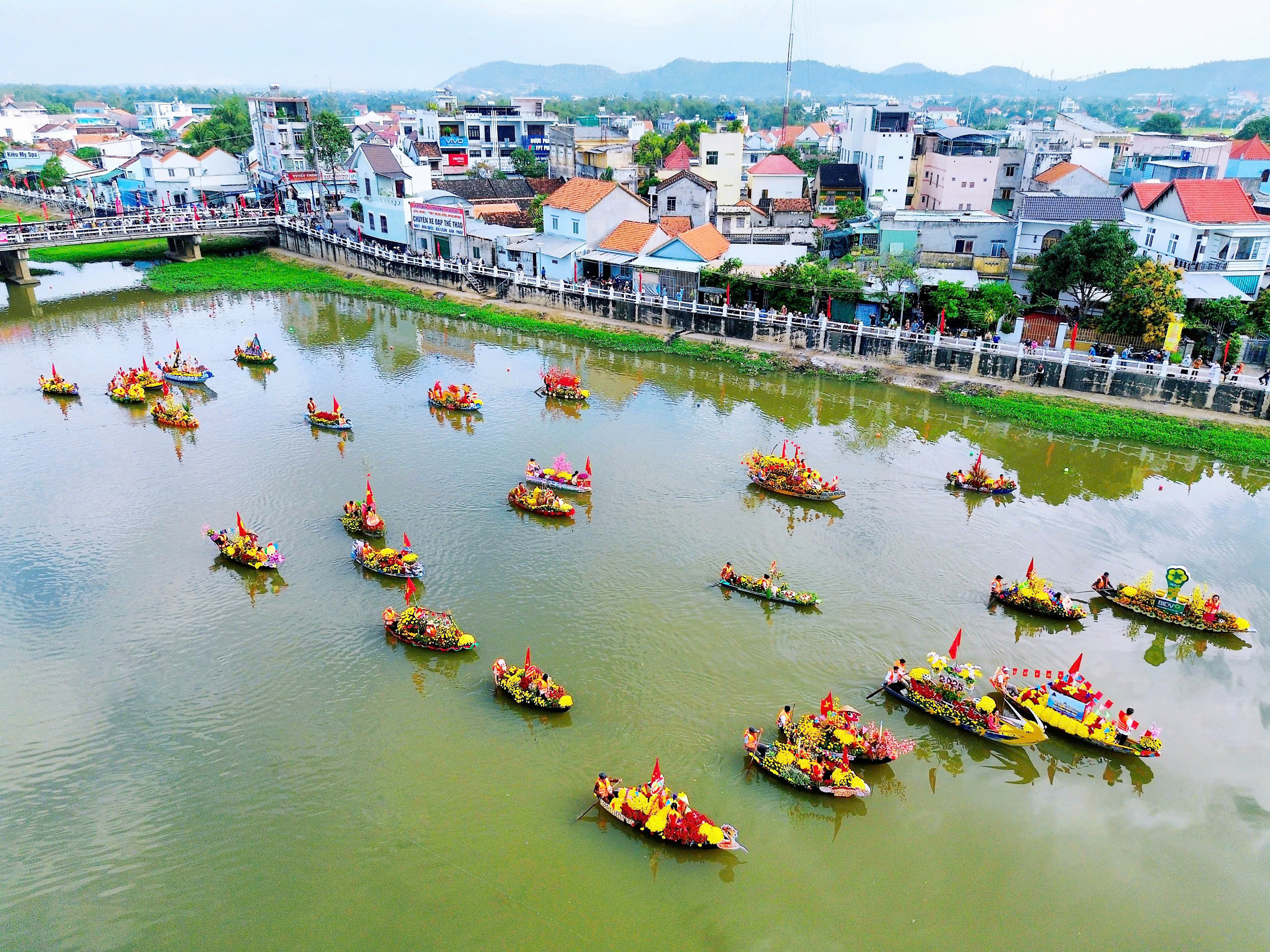 Lễ hội thuyền hoa trên sông Dinh thu hút hàng ngàn người dân và du khách- Ảnh 1.