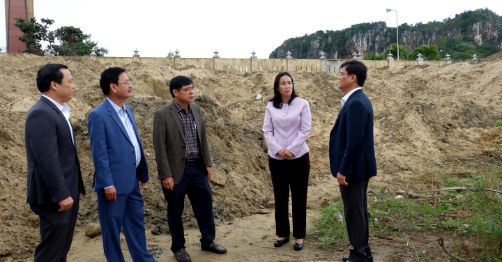 Completar urgentemente los proyectos de renovación de cementerios y camposantos para celebrar el 50 aniversario del Día de la Liberación de la ciudad.