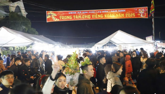 Tourists flock to the Vieng Market Festival in Nam Dinh province.