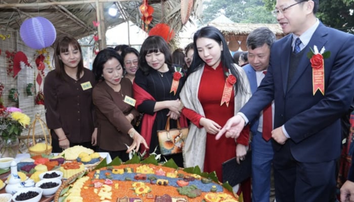 관광객들은 2025년 8회 푸투옹소이 축제를 경험합니다.