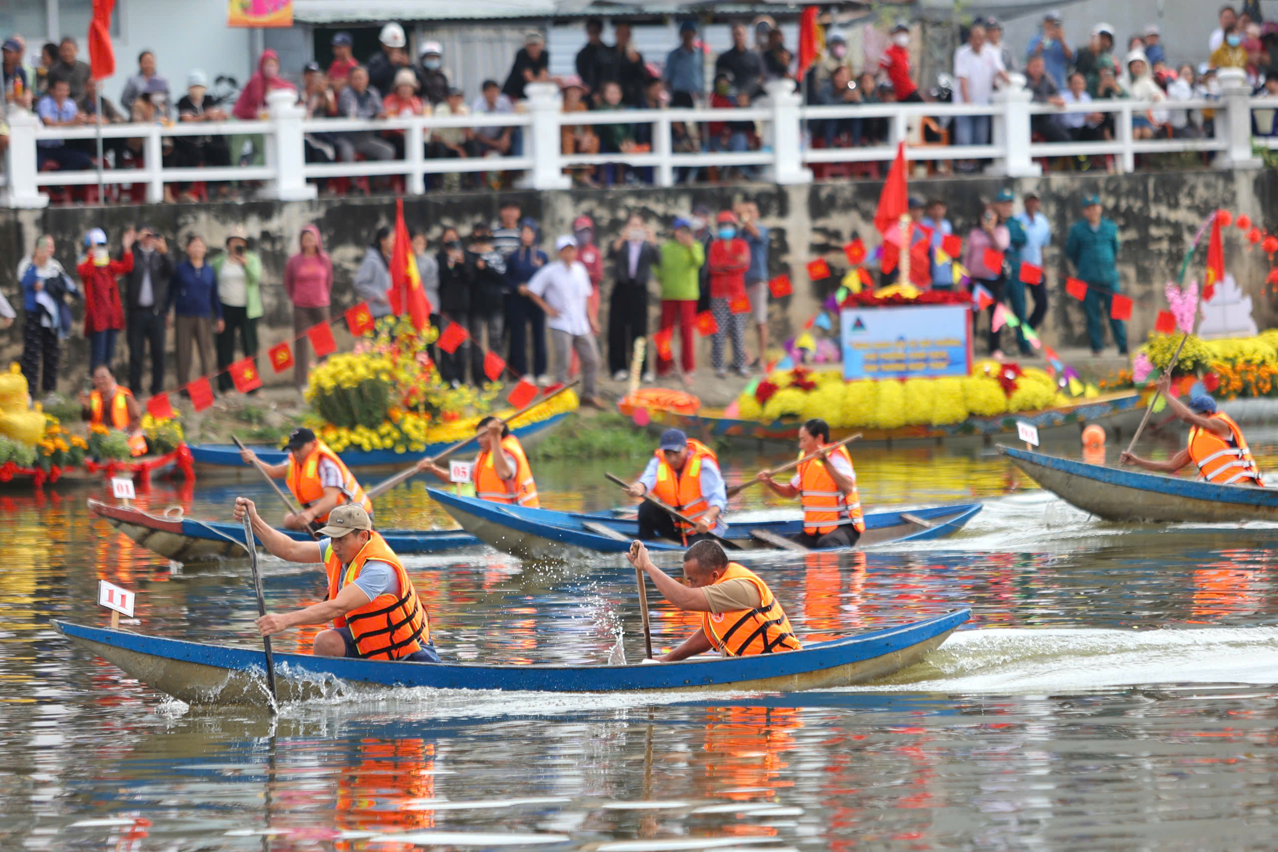 Lễ hội thuyền hoa trên sông Dinh thu hút hàng ngàn người dân và du khách- Ảnh 7.