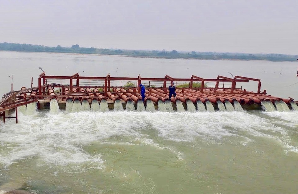 Exploitation de la station de pompage du champ de Ba Giang (district de Hoai Duc) pour obtenir de l'eau pour la récolte de printemps 2025.