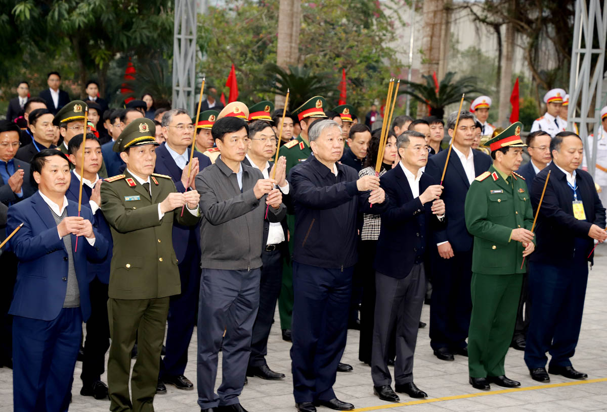 Tổng Bí thư Tô Lâm cùng các đại biểu dâng hương trước Tượng đài Tổ quốc ghi công
