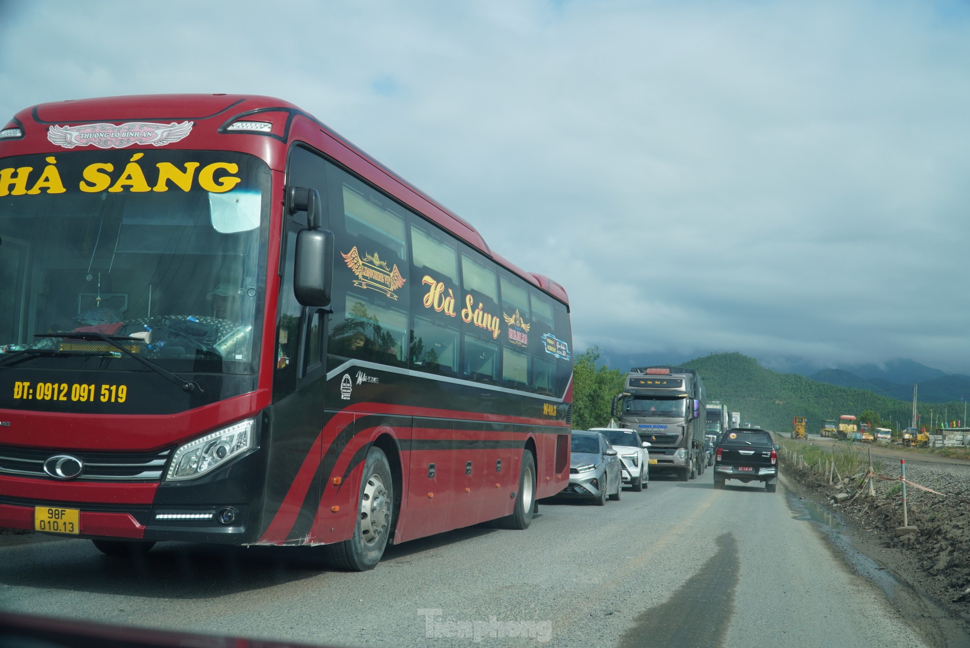 Autos bewegen sich nach und nach durch die Hoa Lien-Tuy Loan-Route, Foto 7