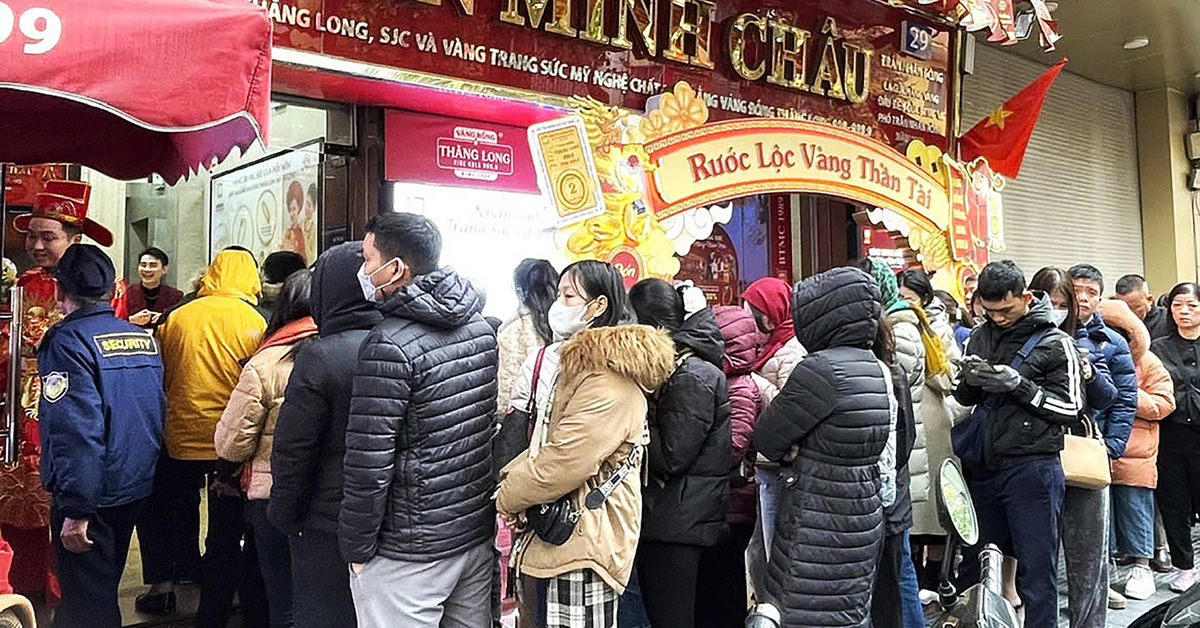 Cerca del Día del Dios de la Riqueza, la gente hacía fila para comprar oro.