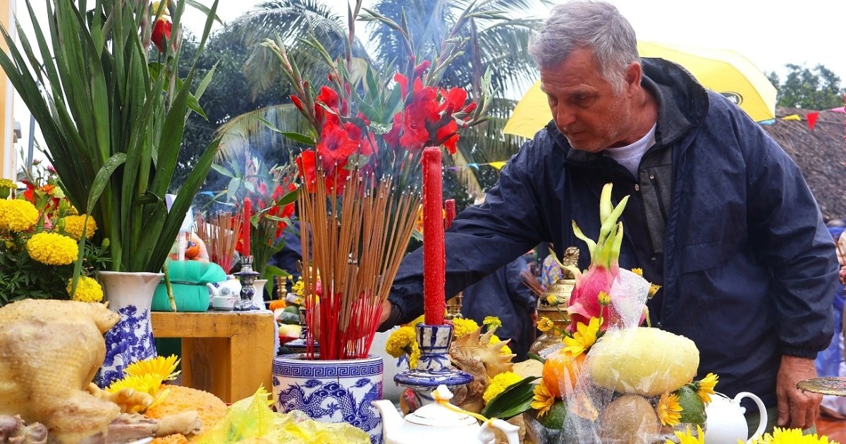 Westliche Touristen verbrennen respektvoll Weihrauch und beten mit Bauern in einem 500 Jahre alten Gemüsedorf um Blumen