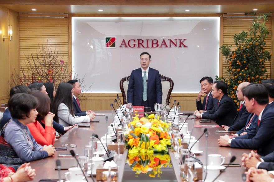 국립은행 간부들이 2025년 새해 첫 근무일에 Agribank를 방문하여 새해 복 많이 받으세요를 기원했습니다.