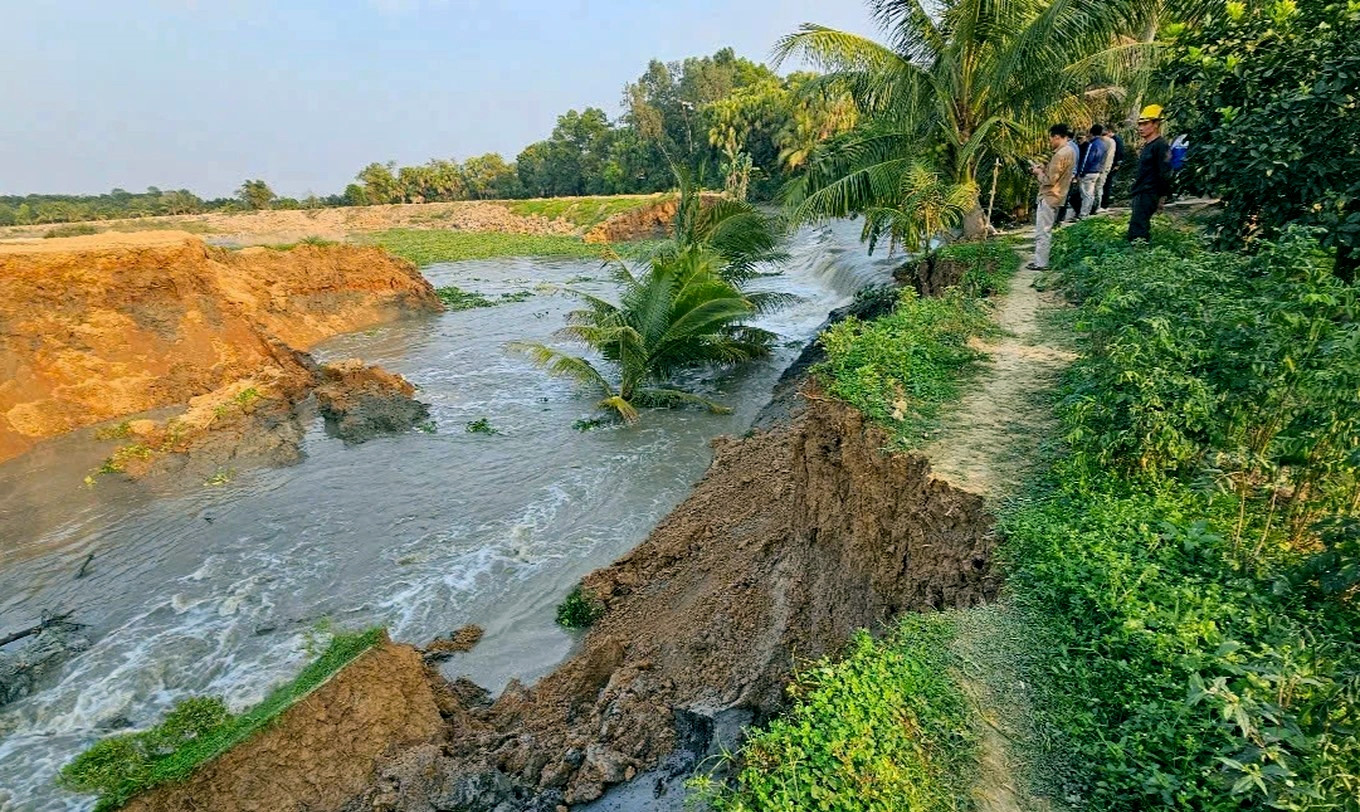 La explotación del suelo por parte de una fábrica de ladrillos provoca la erosión de la ribera del río Le en Thanh Hoa.jpg