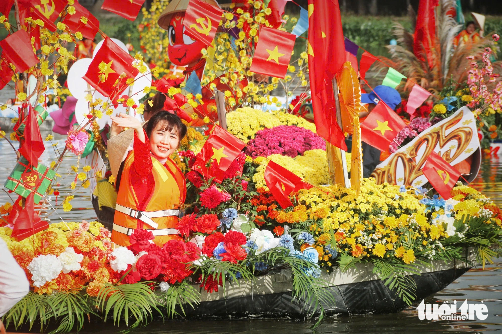 Thousands of tourists crowded to watch the flower boat festival and boat racing on Dinh River.