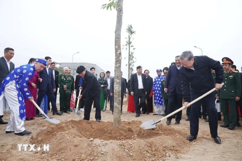 General Secretary To Lam attends the launching ceremony of the At Ty Spring Tree Planting Festival in Hung Yen