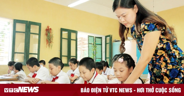 More than 4,000 Hanoi teachers petition to amend regulations on additional income