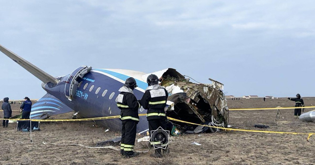 Mehrere Löcher im Wrack des abgestürzten Flugzeugs in Kasachstan gefunden