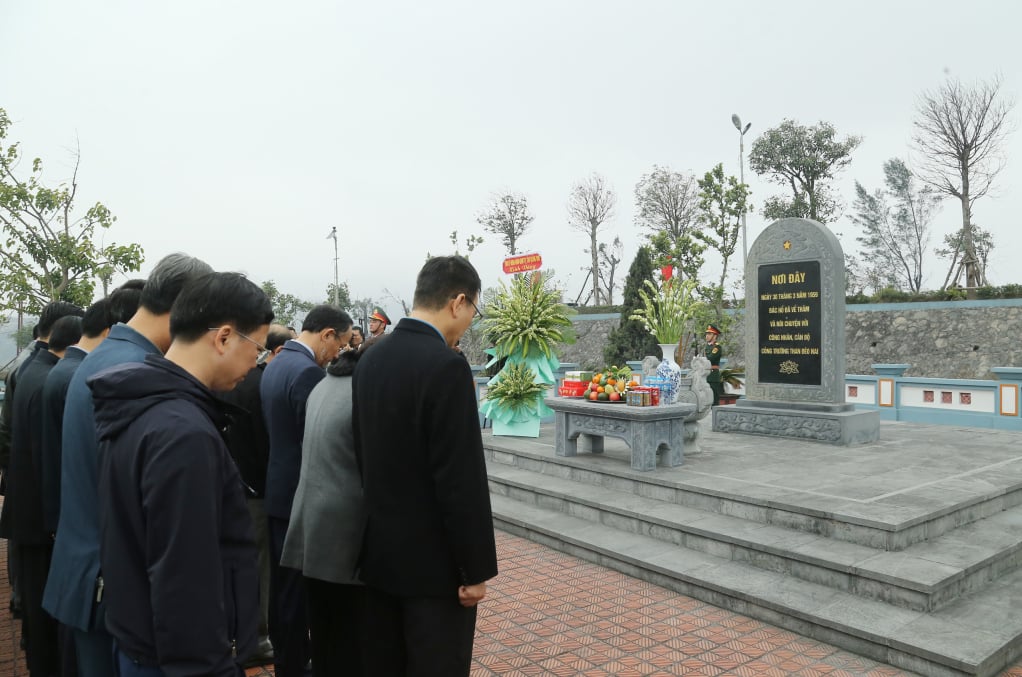 Các đại biểu dâng hương, dâng hoa tại Khu di tích lịch sử Quốc gia địa điểm lưu niệm Bác Hồ về thăm mỏ Than Đèo Nai.