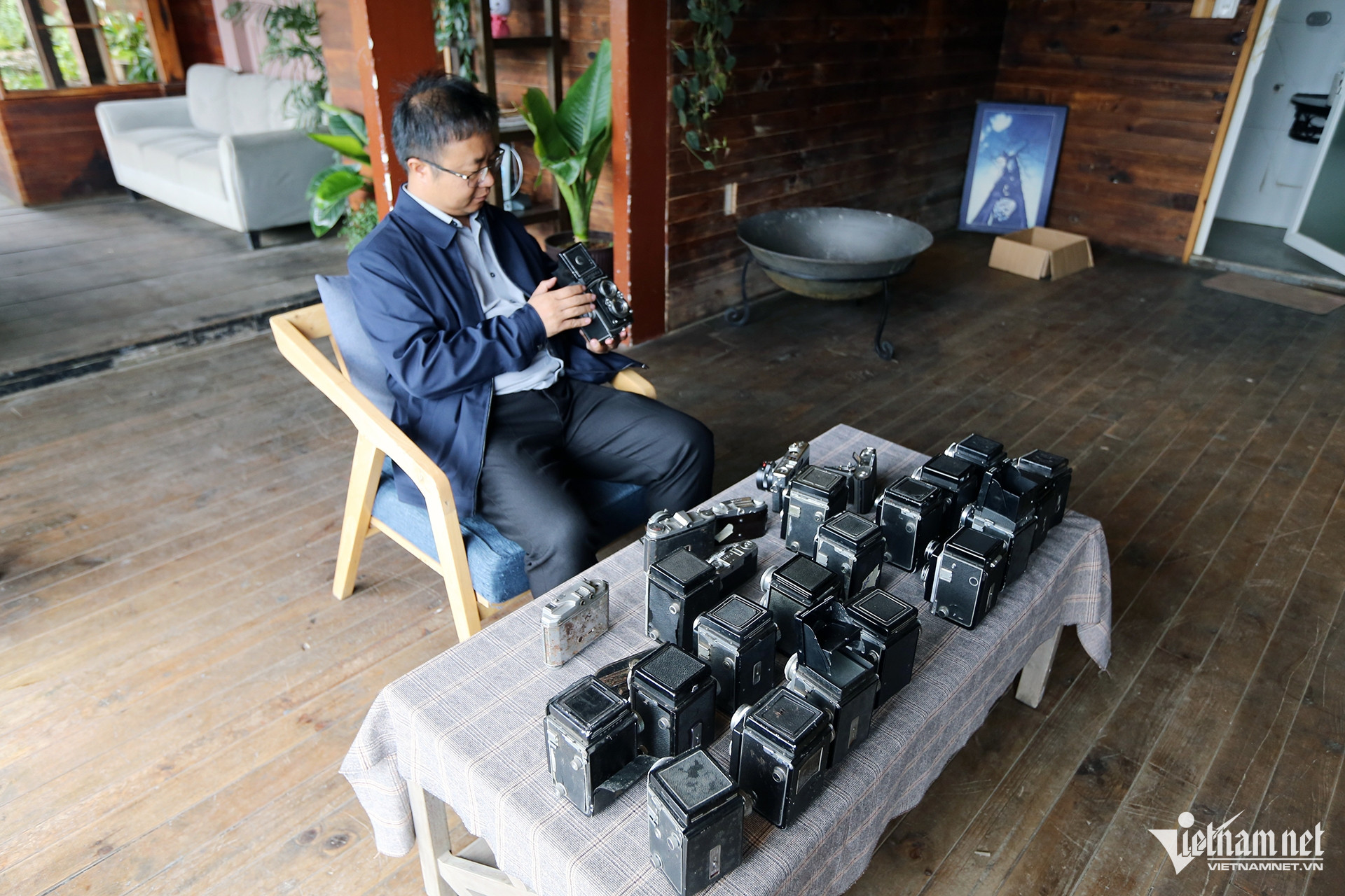 Житель Далата собирает старинные фотоаппараты уже более 10 лет и готов подарить их тем, кому они нравятся.