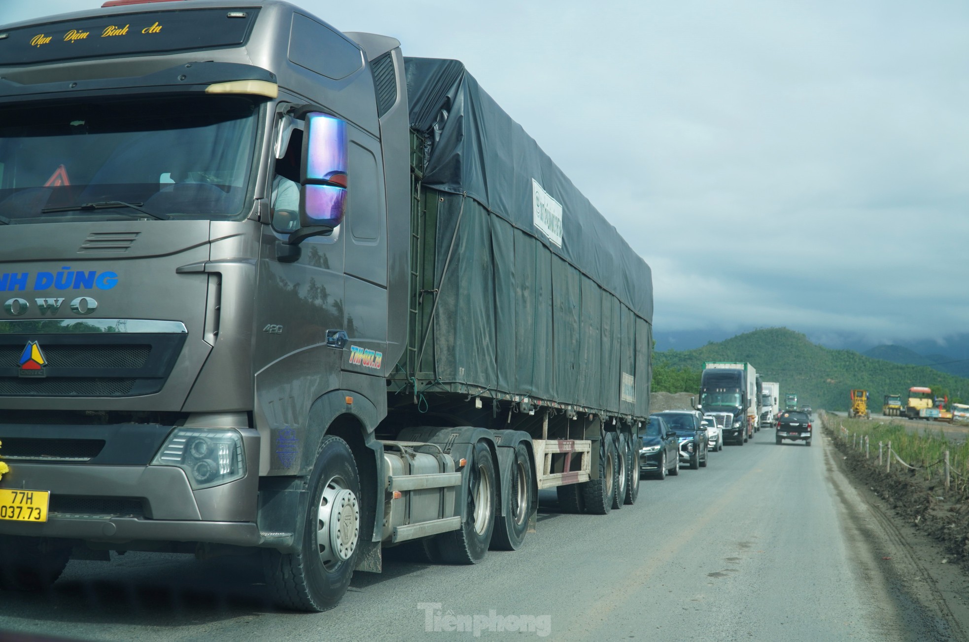 Autos bewegen sich nach und nach durch die Hoa Lien-Tuy Loan-Route, Foto 4