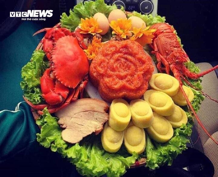 Lobster and crab are offered on the God of Wealth's altar, the cheapest is a few hundred thousand VND/tray.