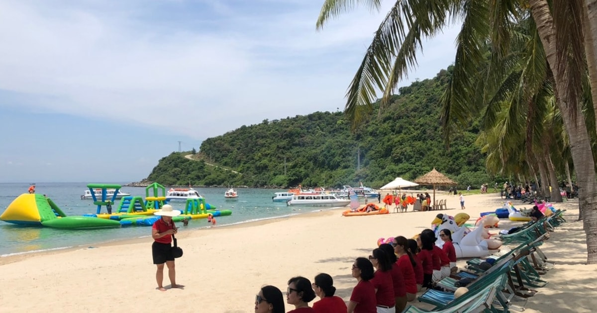 Hoi An encourages tourists and fishermen to bring trash ashore