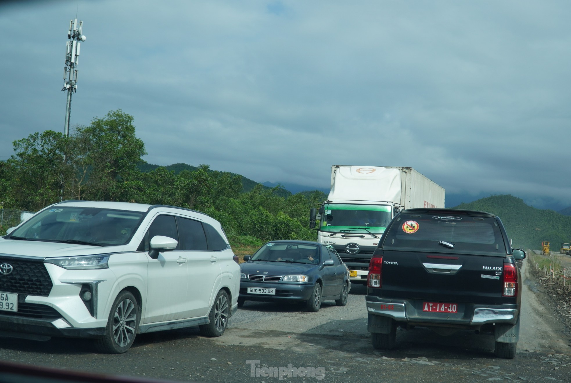 Autos bewegen sich nach und nach durch die Strecke Hoa Lien – Tuy Loan. Foto 6