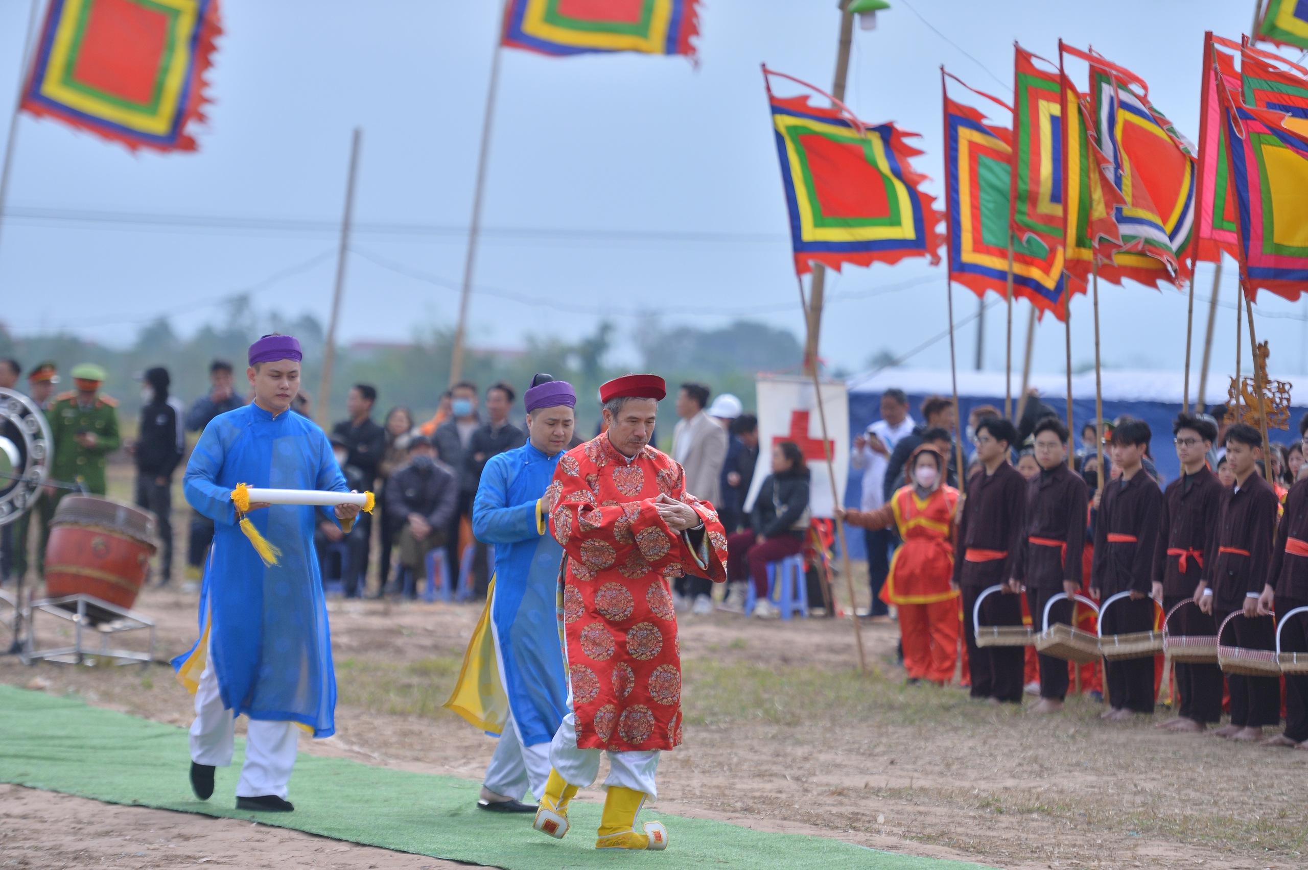 Lão nông 75 tuổi nhập linh khí quân vương, khoác long bào xuống ruộng đi cày tại Lễ hội Tịch điền Đọi Sơn 2025 - Ảnh 3.