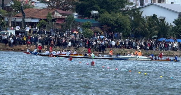 Fierce debate again at the biggest boat race in Dak Lak province