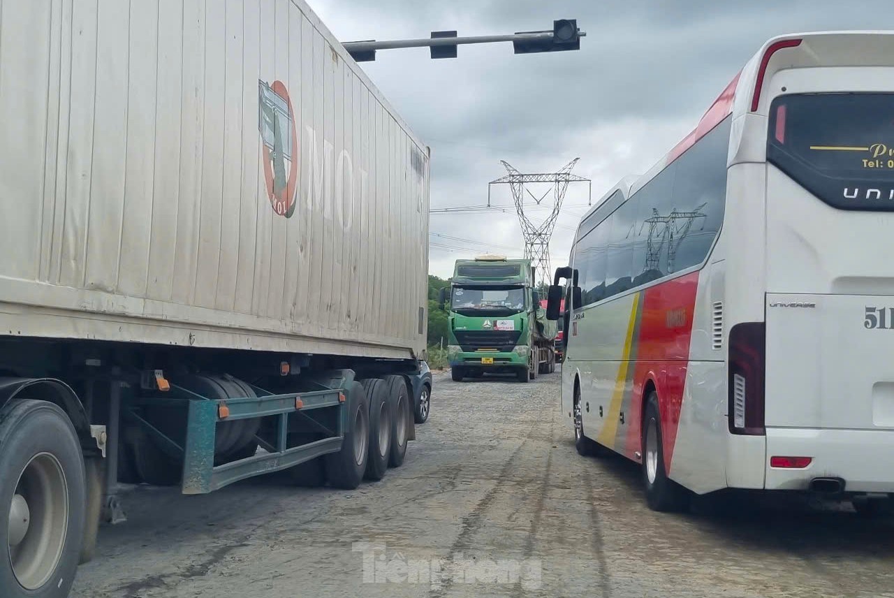 Autos bewegen sich nach und nach durch die Strecke Hoa Lien – Tuy Loan. Foto 10