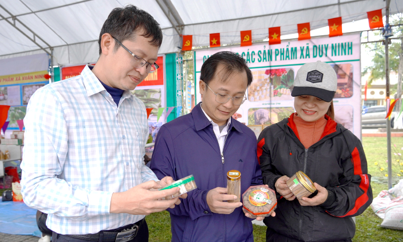 Youth accompanying Vietnamese products