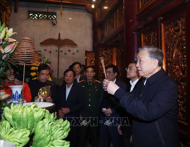 General Secretary To Lam offers incense to commemorate the Hung Kings