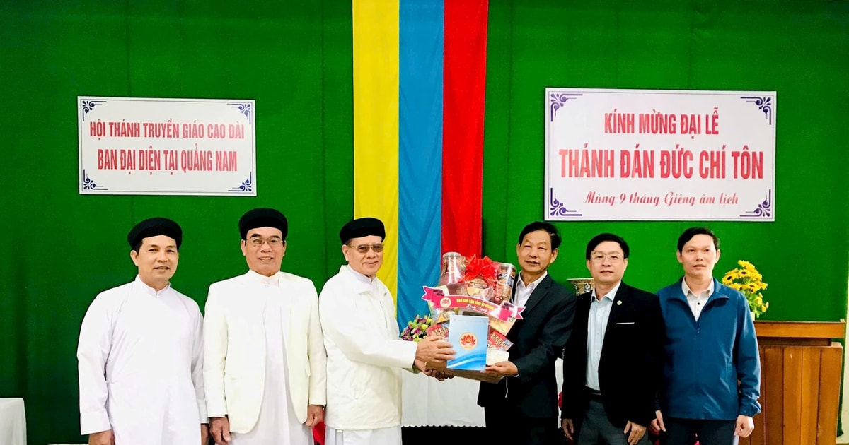 Quang Nam Provincial Party Committee's Propaganda and Mass Mobilization Department visits and congratulates Cao Dai's Supreme Being's Birthday