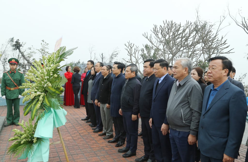 Đồng chí Vũ Đại Thắng, Ủy viên Trung ương Đảng, Bí thư Tỉnh ủy cùng đoàn công tác dâng hoa, dâng hương tưởng niệm Chủ tịch Hồ Chí Minh tại Khu Di tích lịch sử quốc gia địa điểm lưu niệm Bác Hồ về thăm mỏ Đèo Nai.