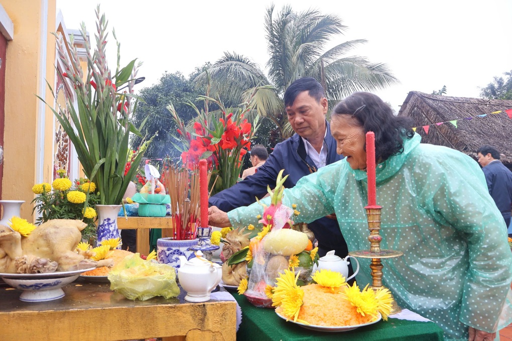 Khách Tây thành kính thắp hương, cầu bông cùng nông dân ở làng rau 500 tuổi - 1