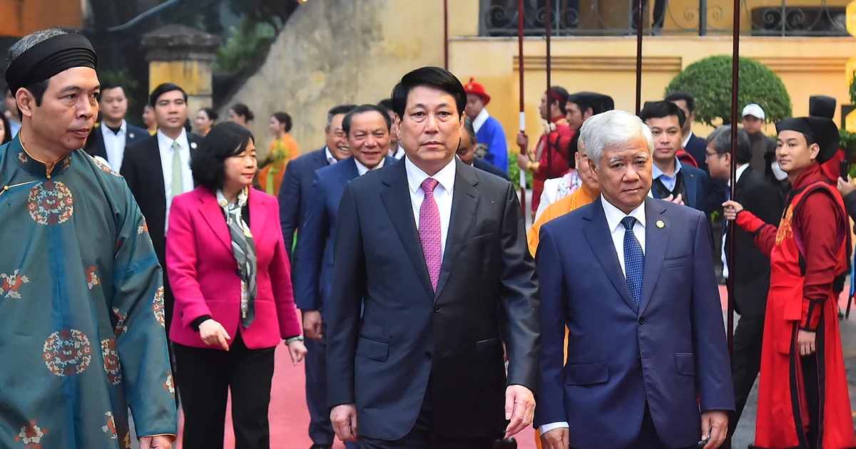 [Foto] El presidente Luong Cuong preside la ceremonia de ofrenda de incienso de primavera en la ciudadela imperial de Thang Long