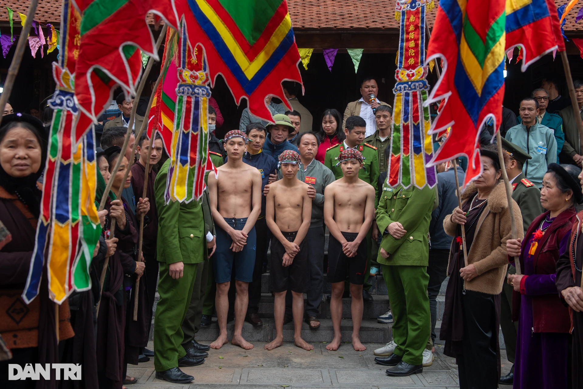 Hundreds of people fought over a piece of mat at the festival to pray for a son.