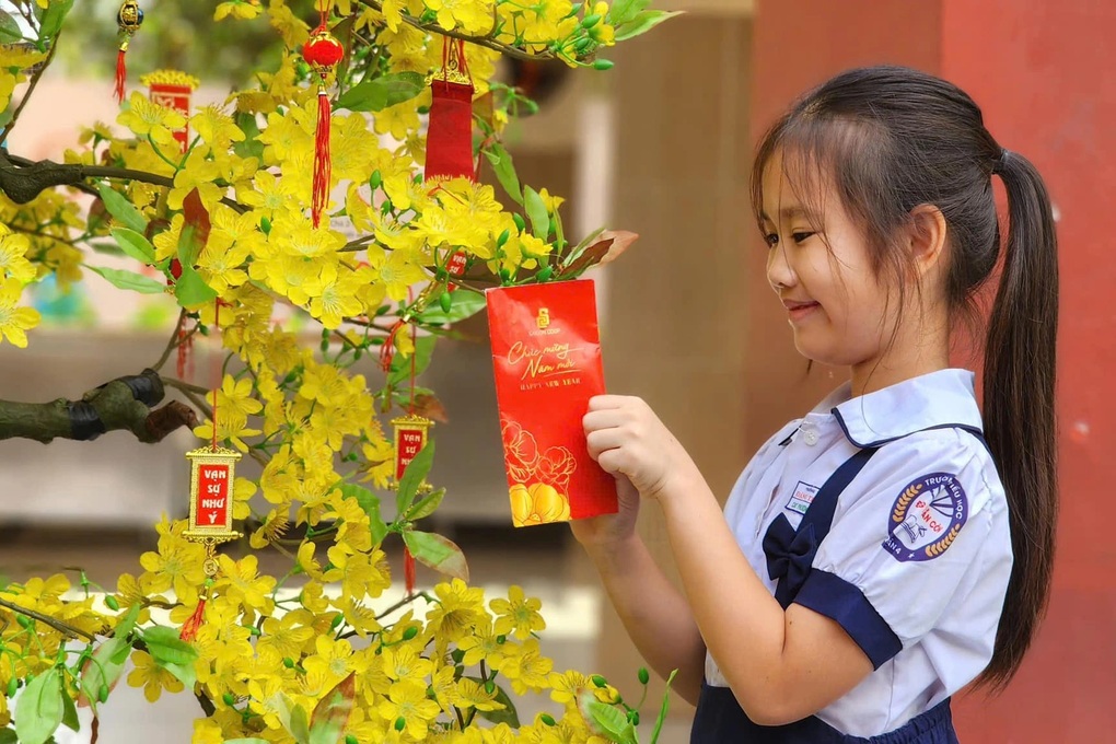 Cô giáo trẻ lo ăn mì tôm cả tháng vì trò đòi lì xì, phụ huynh kể chiêu lạ - 1