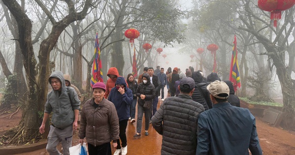 Des gens se promènent autour du point d'acupuncture le jour où la porte du paradis s'ouvre