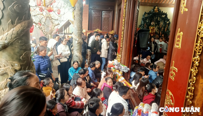 Crowds of people on the first day of 'opening the gate of heaven' Am Tien