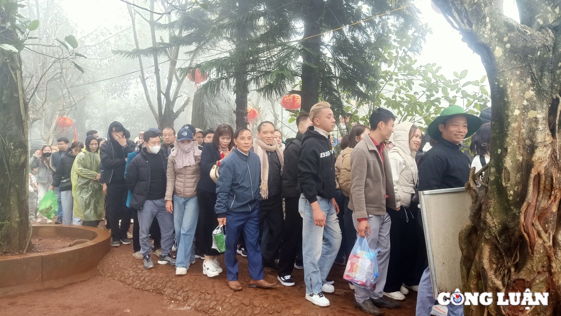 Thanh Hoa Dong people crowded on the first day of opening the solar system picture 2